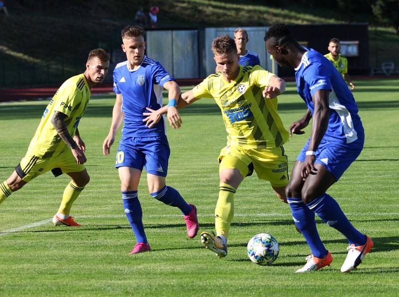 TŘI BODY. Fotbalisté Varnsdorfu (ve žlutém) porazili Jihlavu 2:1 a slaví první vítězství v sezóně.