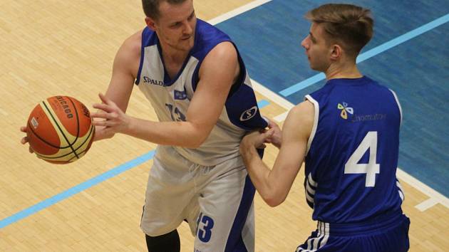 DOHRÁVKA. Basketbalisté BK Horejsek Děčín (v bílém) porazili Chomutov.