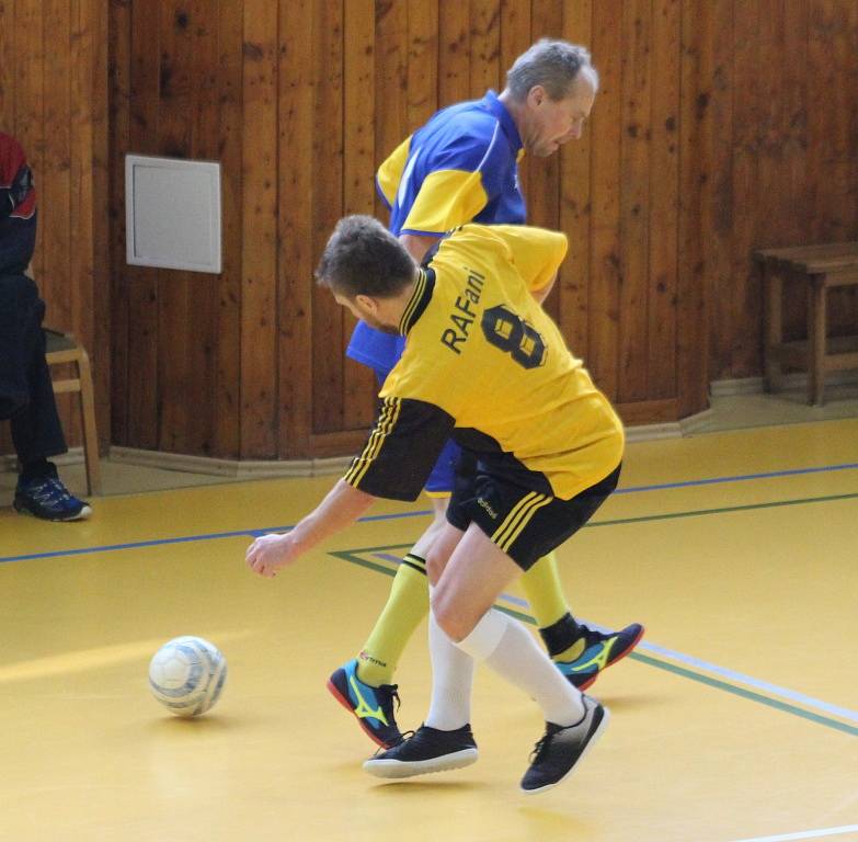 JDE SE DO FINÁLE. V tomto utkání porazili hráči Tenis Proboštov (v modrém) děčínské RAFany 4:3.