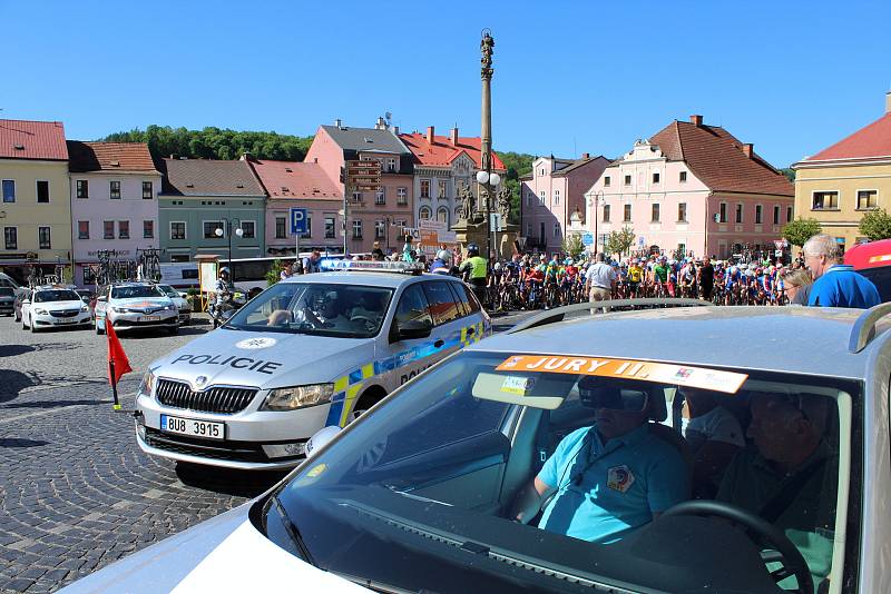 Start závěrečné etapy Závodu míru juniorů v Benešově nad Ploučnicí.