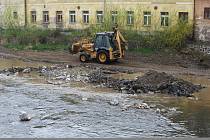 Dělníci odstraňují kameny ze soutoku Bystré a Ploučnice.