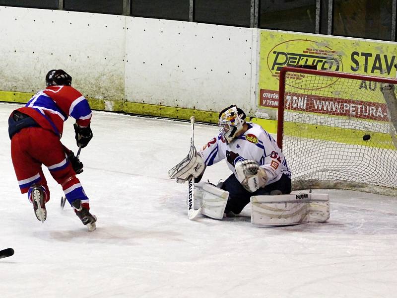 NEPOVEDLO SE. Děčínští hokejisté (v bílém) prohráli s Nymburkem 1:5.