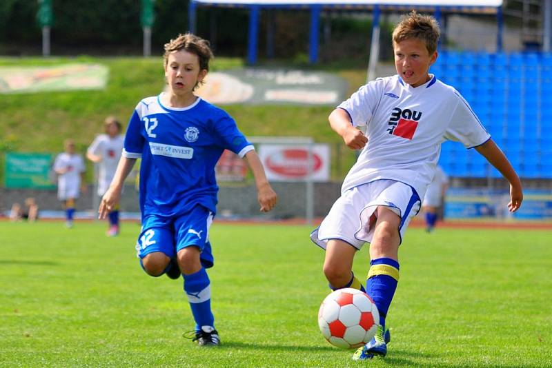 SEBRALI ZKUŠENOSTI. Mladíci FAŠV U 12 (bílé dresy) podlehli Kladnu vysoko 3:23.