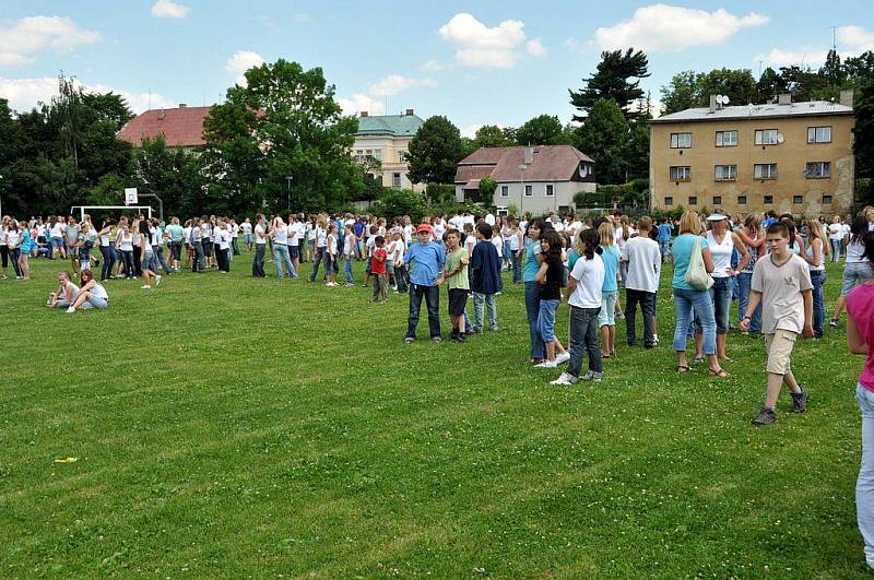 Přesně čtyři sta jedenáct lidí tančilo v úterý ve Varnsdorfu v pravé poledne na hity Michaela Jacksona.