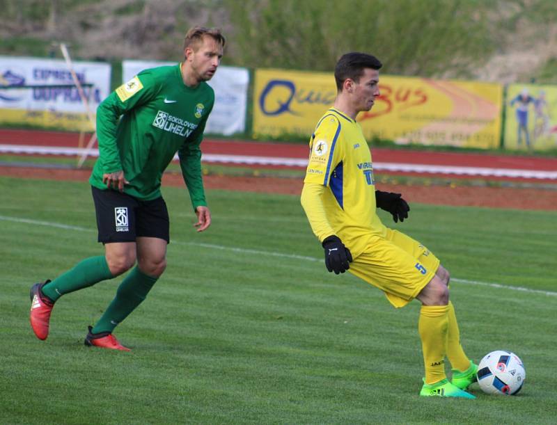 FOTBALISTÉ VARNSDORFU (ve žlutém dresu) přivítali doma Sokolov.