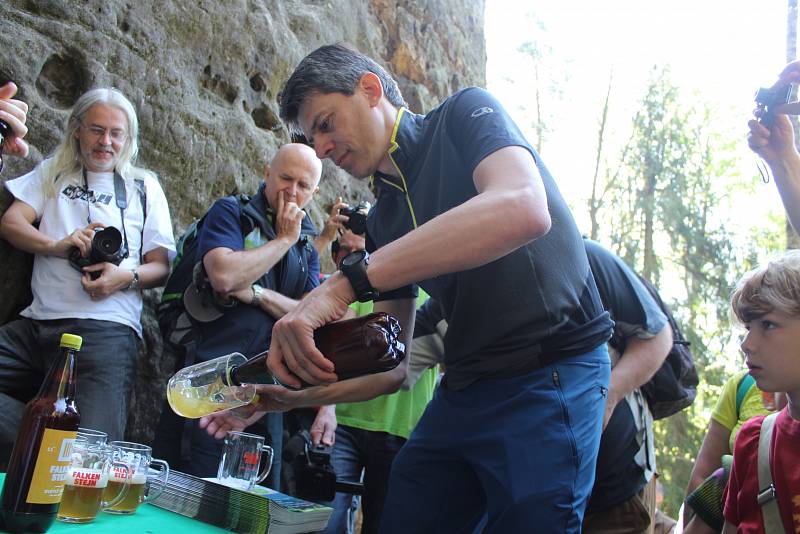 Vášniví turisté zahájili sezonu několikakilometrovým výletem.