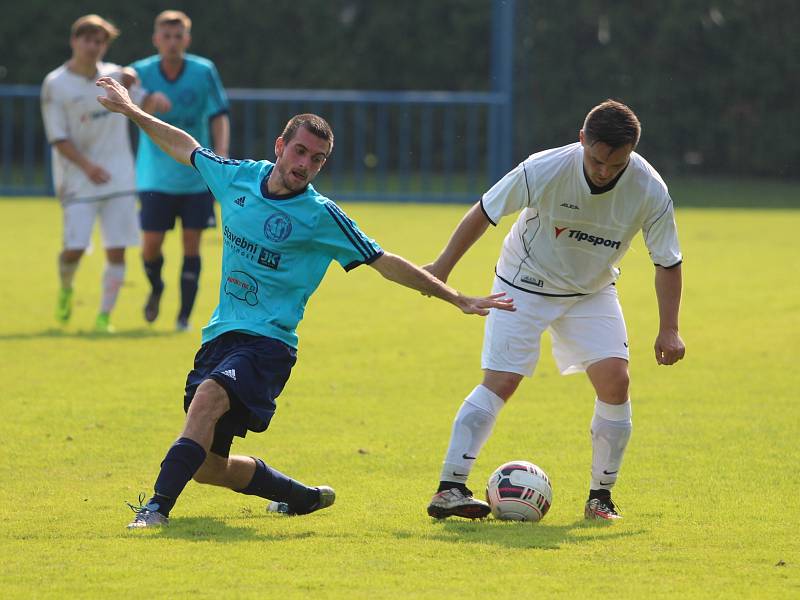 DEBAKL. Jílovští fotbalisté (v modrém) prohráli v Bílině 0:7.