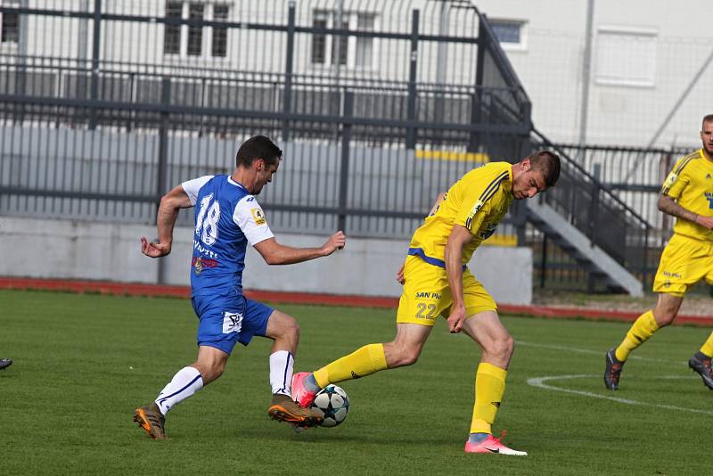 VARNSDORF (ve žlutém) vyhrál ve Znojmě 2:0.