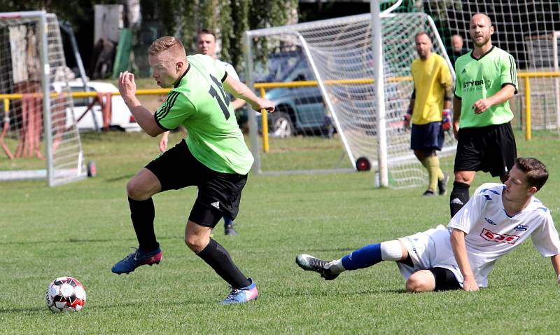 DALŠÍ VÍTĚZSTVÍ. Junior Děčín (v bílém) vyhrál na hřišti Svádova 1:0.