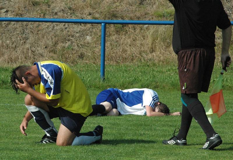 VÍTĚZSTVÍ ZŮSTALO DOMA. Aneb Česká Kamenice B (žluté dresy) doma porazila Chřibskou 4:1.