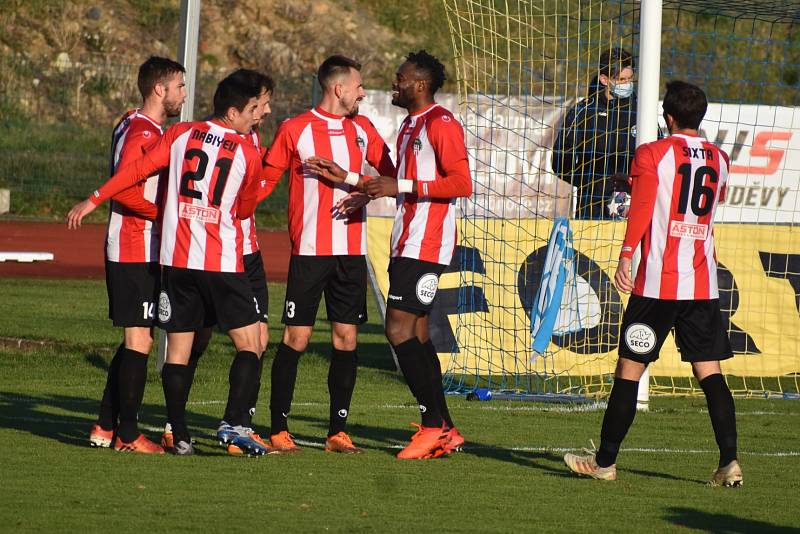 Fotbalisté Varnsdorfu (žlutomodré dresy) doma prohráli 1:3 se Žižkovem.