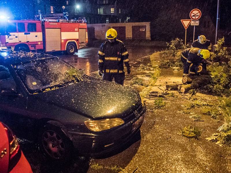 Hasiči měli v noci napilno. V celém kraji vyjížděli k osmnácti událostem, souvisejícím s větrem.