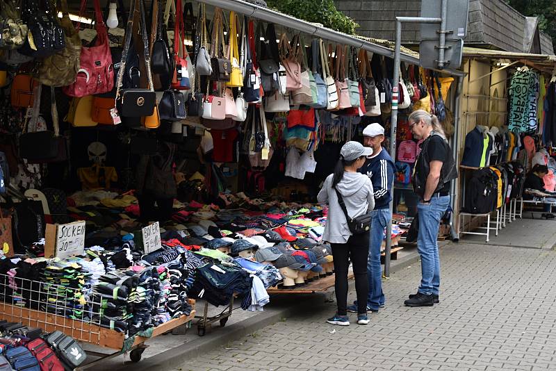 Turisté se do Hřenska vrací po požáru jen velmi pozvolna