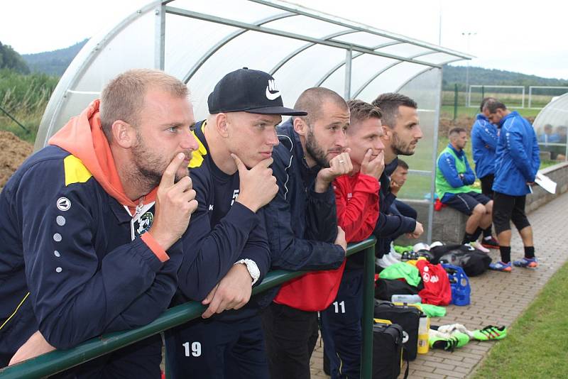 FOTBALISTÉ VARNSDORFU (ve žlutém) porazili juniorku Liberce 7:2. 