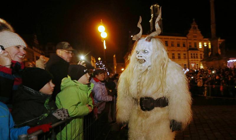 Po náměstí v Benešově nad Ploučnicí se proháněli čerti krampusáci