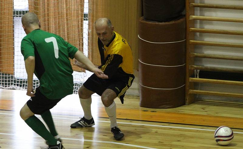 VETERÁNSKÁ SOUTĚŽ JDE DO FINÁLA. Sportovní hala ve Varnsdorfu hostila poslední kolo před finálovým turnajem.