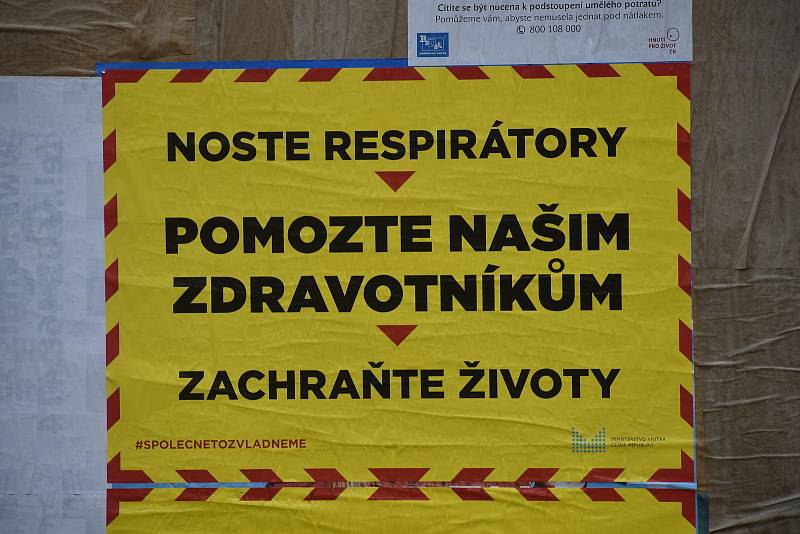 Policie kontroluje dodržování zákazu pohybu mezi Děčínem a Ústím nad Labem v Povrlech.