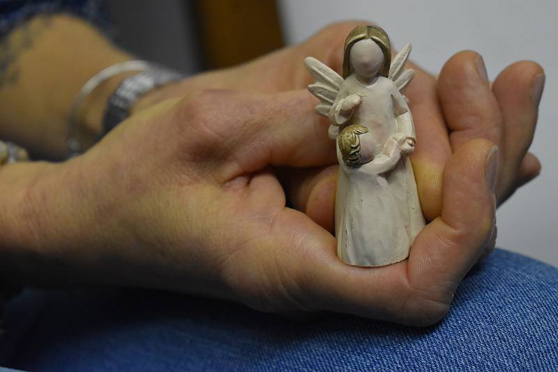 Jednání zhlédla i matka zavražděného chlapce, na snímku její ruka s maskotem andílkem