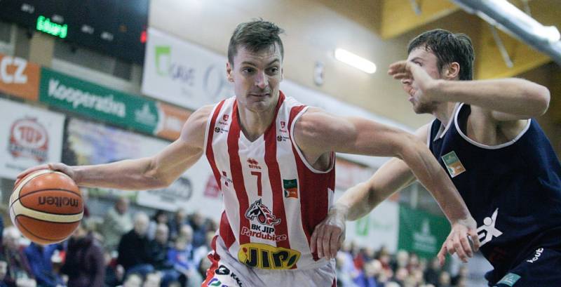 PORÁŽKA. Děčínští basketbalisté (tmavé dresy) prohráli v Pardubicích.