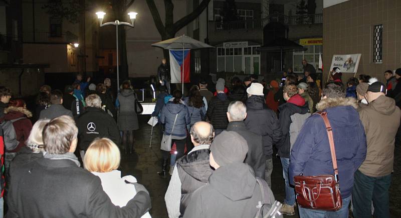 Na demonstraci proti Andreji Babišovi se v Děčíně sešlo asi 150 lidí