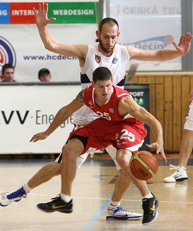 ŠKODA. Basketbalisté Děčína prohráli s Nymburkem velmi těsně i druhé utkání semifinále.