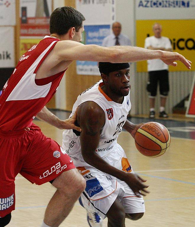 ŠKODA. Basketbalisté Děčína prohráli s Nymburkem velmi těsně i druhé utkání semifinále.