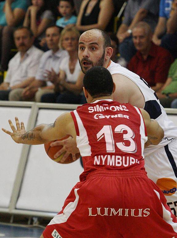 ŠKODA. Basketbalisté Děčína prohráli s Nymburkem velmi těsně i druhé utkání semifinále.