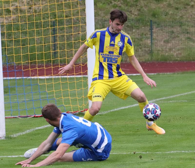 Fotbalisté Varnsdorfu (žluté dresy) doma prohráli derby, Ústí nad Labem veze těsnou výhru.