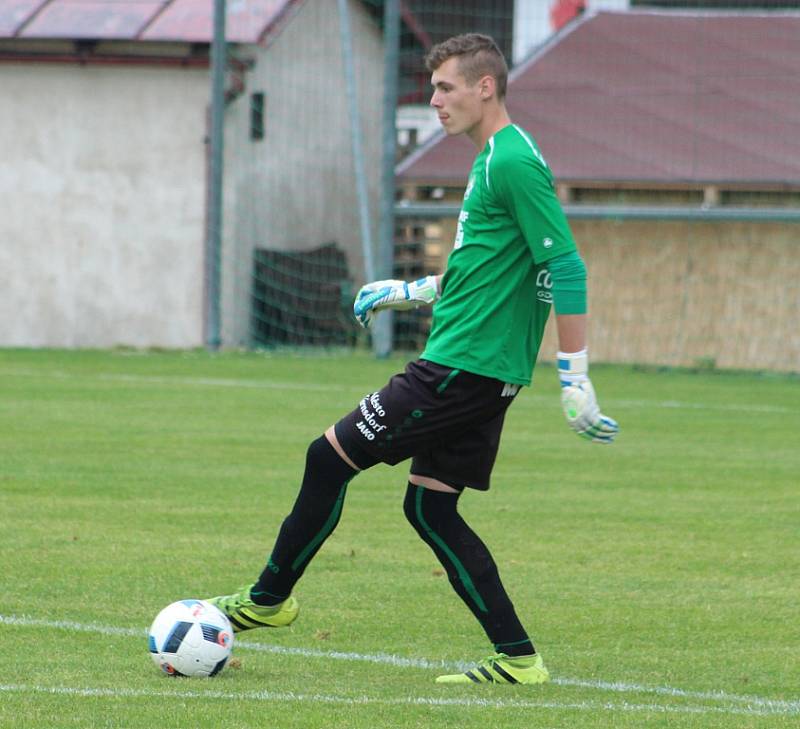 FOTBALISTÉ VARNSDORFU (ve žlutém) porazili juniorku Liberce 7:2. 