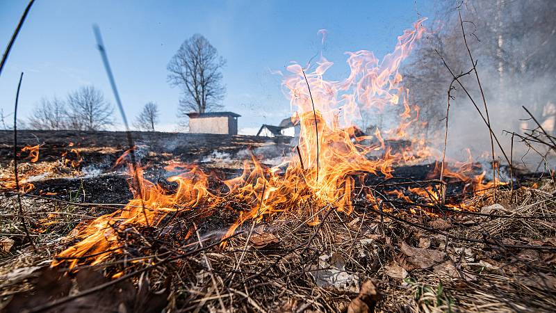 Na Vlčí Hoře zasahovali hasiči, zaměstnal je požár trávy