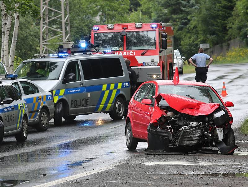 Po srážce dvou aut u Těchlovic skončilo jedno z nich v Labi.