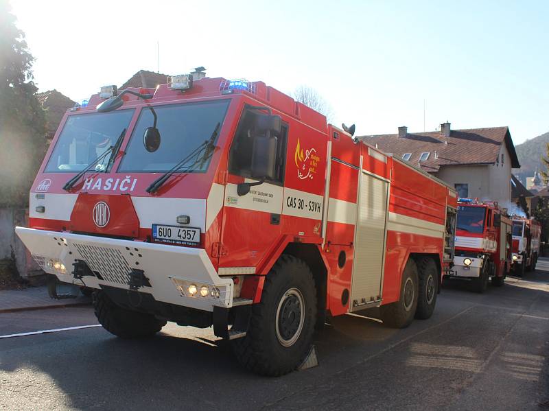 Vrchlického ulice v Děčíně nebyla v době zásahu hasičů průjezdná.