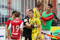 Dnes povede fotbalisty Varnsdorfu jako kapitán Ondřej Bláha (ve žlutém).