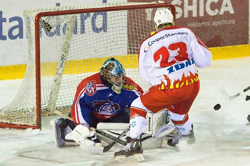 OSTUDA! Děčínští hokejisté (v modrém) prohráli ve Žďáru vysoko 3:12!