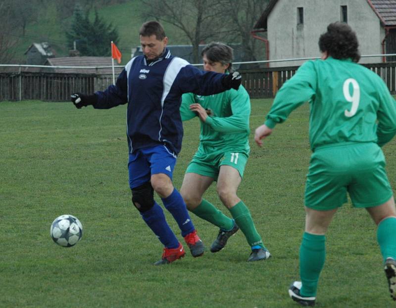 BE PŘEKVAPENÍ. Markvartice (v zeleném) doma prohráli s Jílovým 0:5.