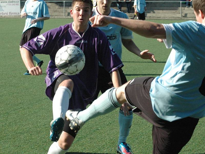 DALŠÍ VÝHRA. Junior Děčín (bledě modrá) porazil Krupku 5:4.