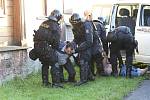 Policie tvrdě zasáhla ve Varnsdorfu proti demonstrujícím 