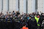 Policie tvrdě zasáhla ve Varnsdorfu proti demonstrujícím 