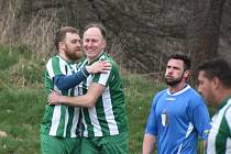 Fotbalisté Dolních Habartic (zeleno-bílé dresy) doma zvládli derby, když Benešov nad Ploučnicí porazili 4:1.