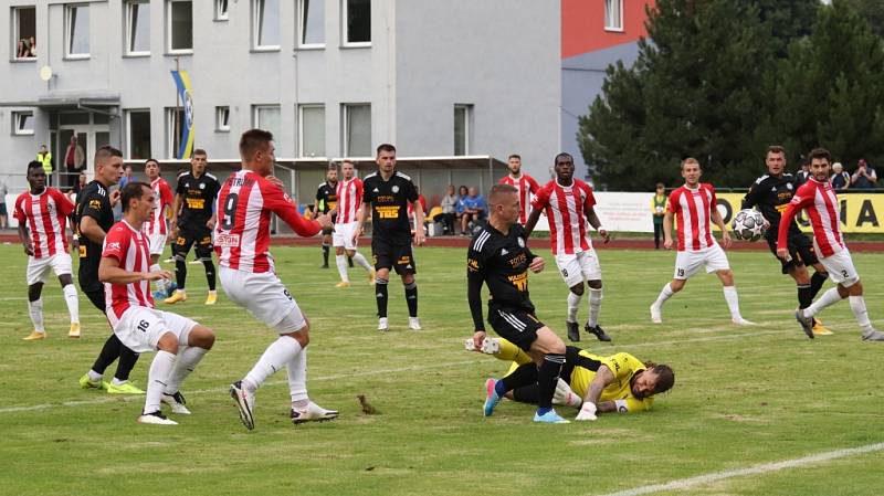 Fotbalisté Varnsdorfu (černé dresy) doma porazili Žižkov 2:1.