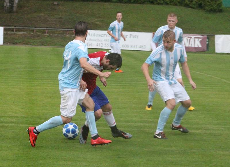 PORÁŽKA. Fotbalisté Modré (červené dresy) doma prohráli 1:3 se Srbicemi.