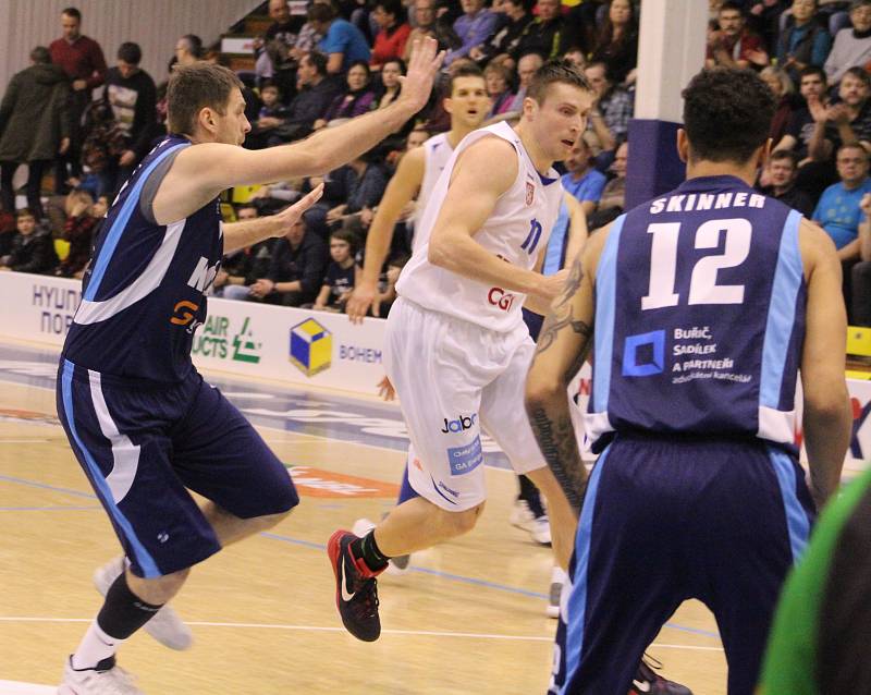 BASKETBALISTÉ DĚČÍNA si to doma rozdali s Kolínem.