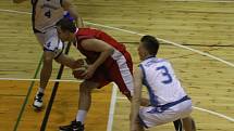 DERBY. Basketbalisté Varnsdorfu (v bílém) doma porazili Děčín.