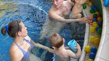 Kojenecké plavání patří v posledních letech k nejvíce vyhledávaným aktivitám rodičů s dětmi.