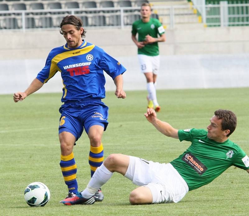 BRAVO! Fotbalisté Varnsdorfu (v modrém) vyhráli 2:1 v Jablonci.