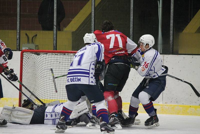 TO SE NEPOVEDLO. Děčín nestačil na silné Klatovy a vrátil se s vysokou porážku 1:10.