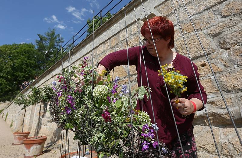 Ve čtvrtek soutěžili floristé v zámeckých zahradách v Děčíně.