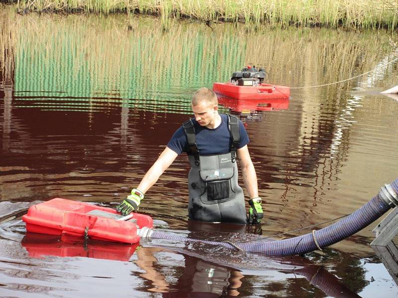 ZBARVENOU ŘEKU Křinici řešili hasiči ve středu během dne v Krásné Lípě na Děčínsku.