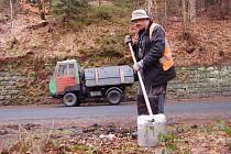Antonín Podaný uklízí ve Hřensku podél silnic nejen posypový materiál, ale i odpadky, které tu zanechali turisté