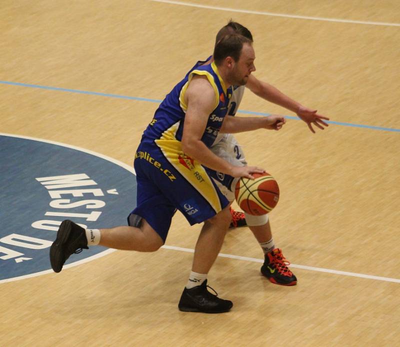 ŠKODA. Děčínští basketbalisté ztratili proti Teplicím dobře rozehraný zápas.